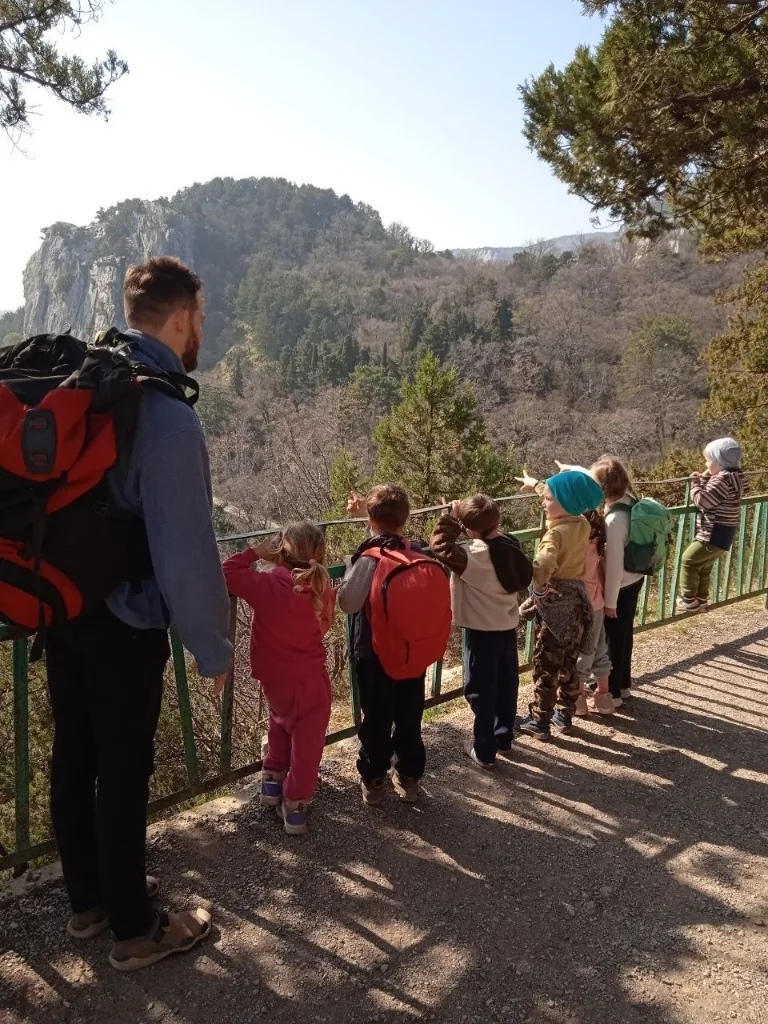Дети на прогулке в горах Крыма