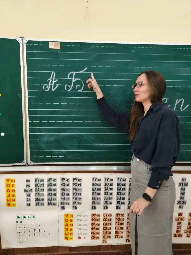 Ученик пишет задание во время занятия